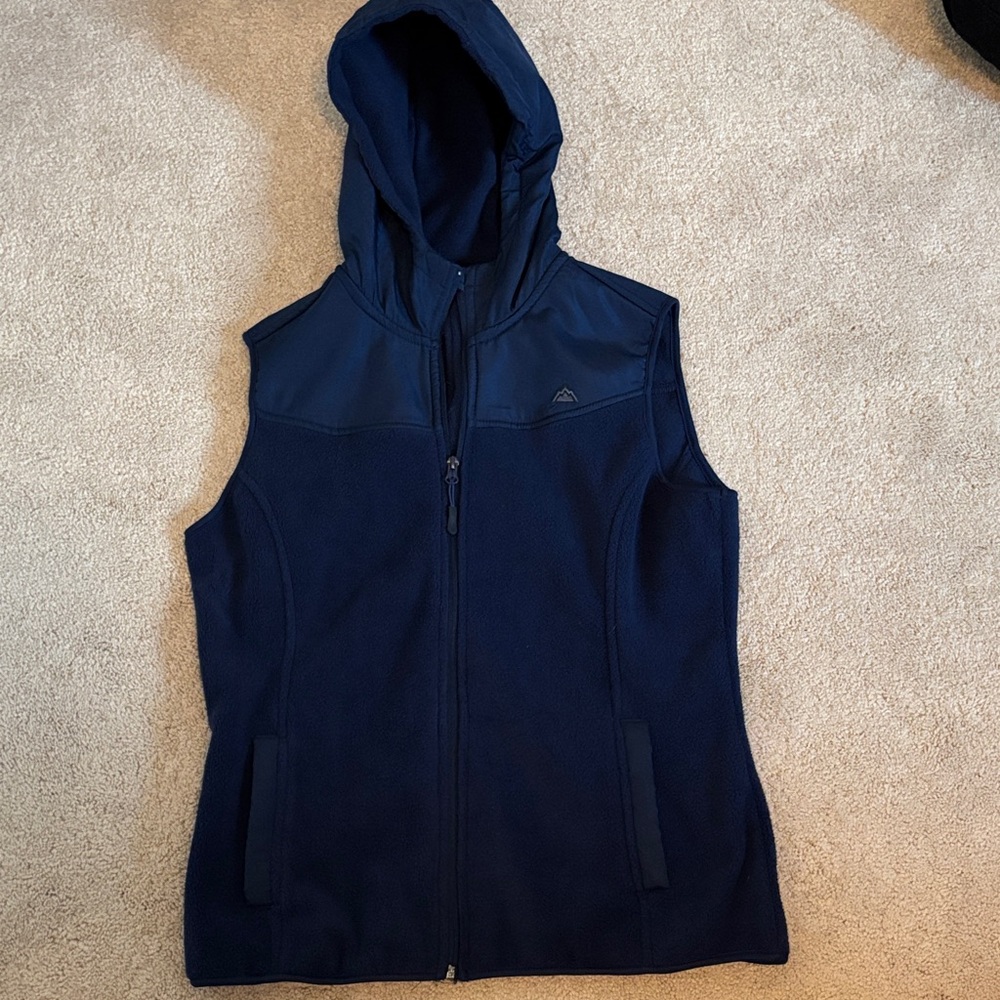 Women’s sleeveless fleece zip-up with hood - never worn!